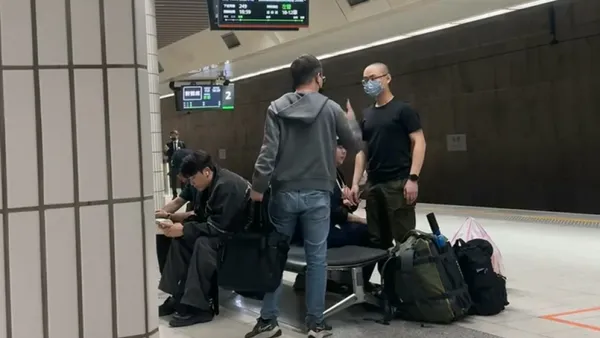 影／高鐵月台「背對背座椅」爆糾紛！男不滿空間被包包佔　被嗆：這裡一個位置而已，你大陸人喔