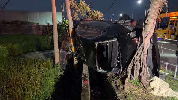 台中嚴重車禍!自小客失控撞路樹 3人命危1人搶救不治