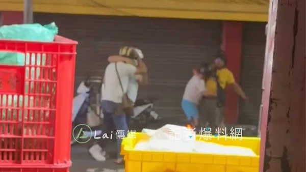 獨/高雄晚間5人街頭全武行!疑行車糾紛「打成兩團」安全帽狂K