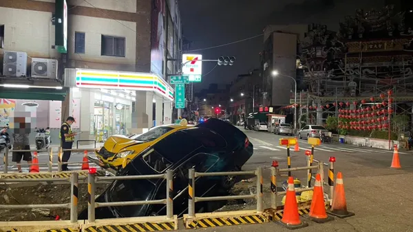 自小客對決小黃!19歲男「人帶車」衝進下水道工地 人車均傷