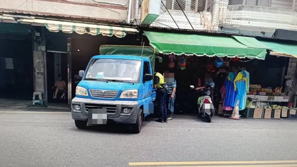 急著去10元商店刷載具？屏東小貨車倒車「一路衝」撞店