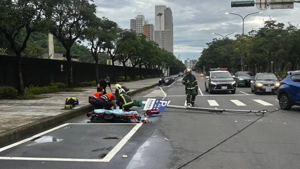南港共享機車撞倒號誌桿！　騎士摔倒失去意識