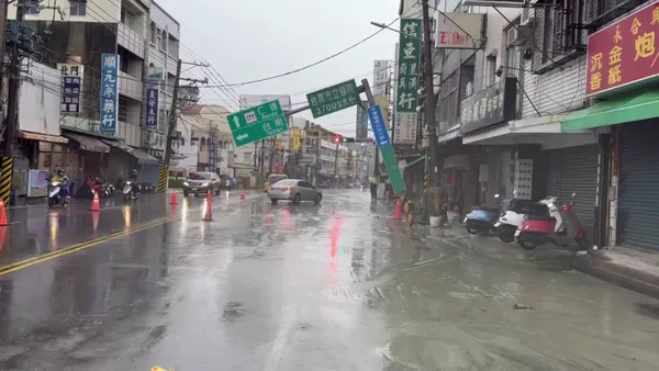 台南路面突塌陷！路牌整支傾倒　滿地泥水急封鎖搶修