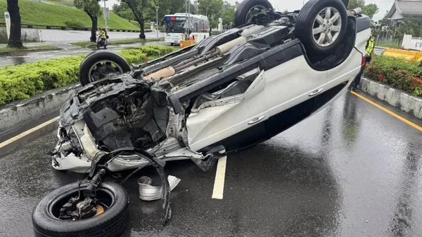 翻車後人間蒸發？高雄駕駛棄車落跑　監視器拍下進捷運站