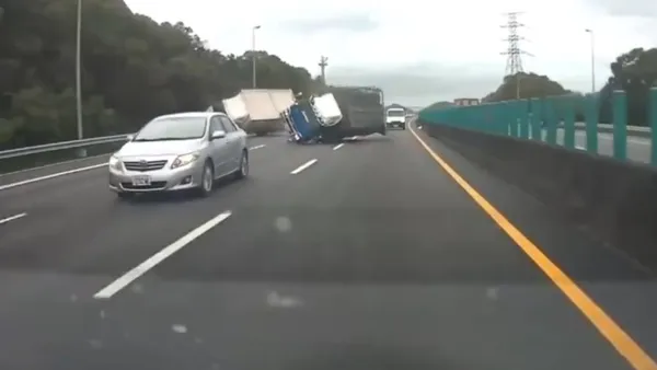 撞擊畫面曝光！國道3號兩輛貨車碰撞雙雙翻覆　1車再遭另輛貨車追撞釀1傷