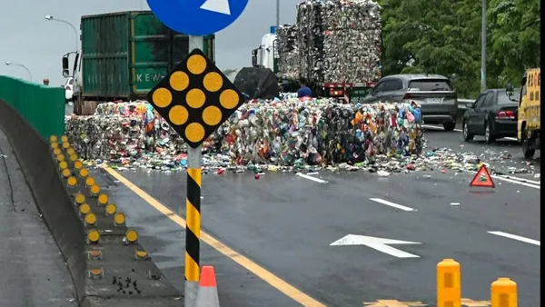 快訊/資源回收車噴裝!台88一度回堵「滿地散落物」