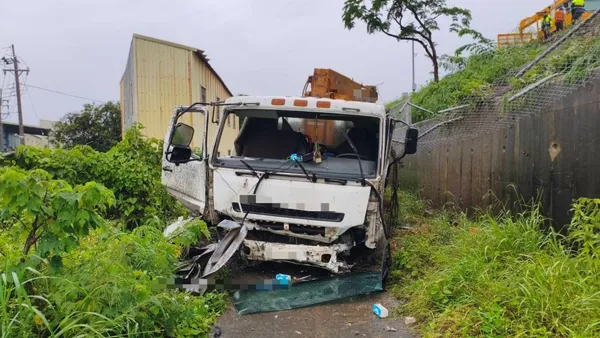 國1北驚悚車禍！大貨車疑爆胎「衝出邊坡」車頭撞爛　所幸駕駛僅受輕傷