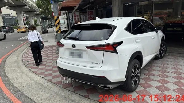 影/整台開上去!女駕駛違停人行道 民眾拍照檢舉遭嗆「我要報警」