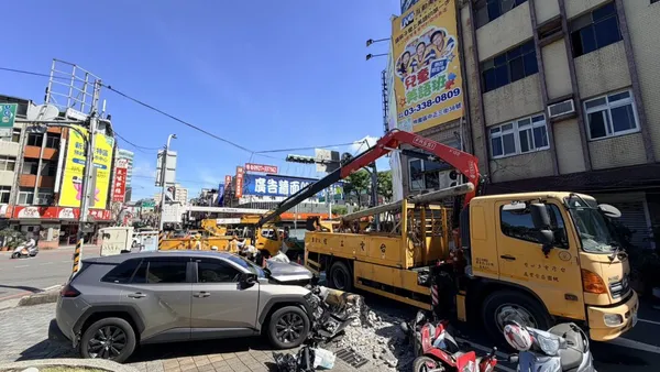 桃園自小客車撞斷電線桿！　駕駛稱身體不適失控釀禍