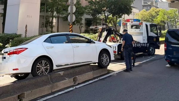 南港匝道口自小客車撞分隔島卡住！　交通打結上班族叫苦