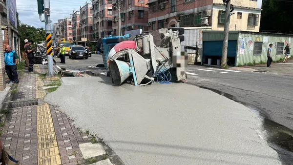 新竹水泥車翻覆！　波及3輛機車釀4傷