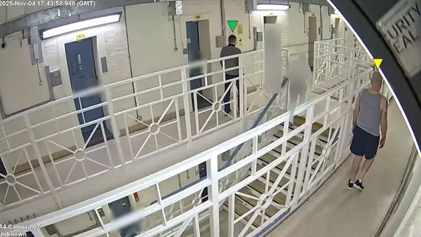 影／英國男虐殺2歲繼女入獄！3囚犯聯手「狂刺25刀」殺死他　監獄內部監視器影片曝光