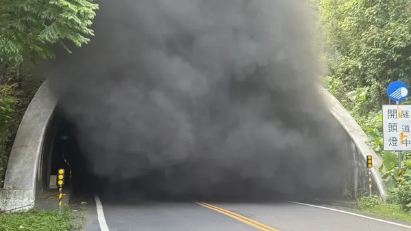 月光山隧道火燒車！自小客成廢鐵　駕駛受困活活燒死