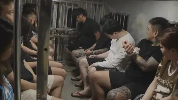 影/4台男在寮國遭逮!涉跨國電信詐騙疑專騙日本人 起獲大批偽造「警視廳」證件