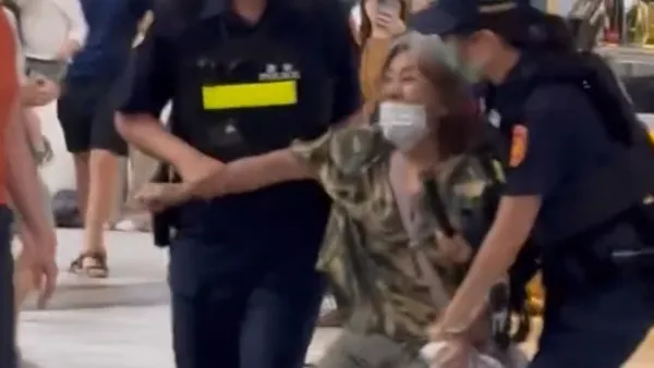 影／高鐵左營站驚傳攻擊事件！婦人「持武器狂輝亂拉人」　遭民眾合力撲倒壓制