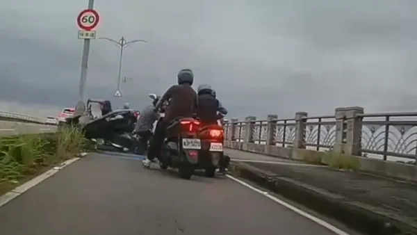 停車撿手機釀5車相撞！　最後一輛車煞車燈沒亮網友封「神風特攻隊」