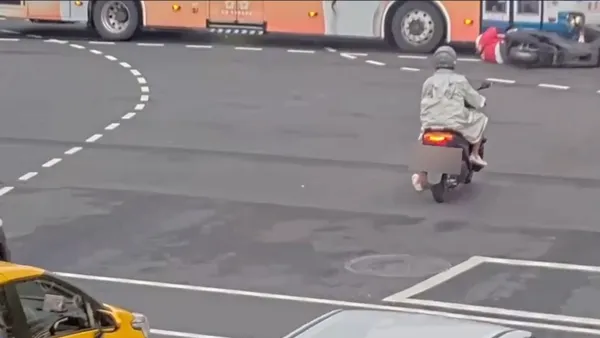 台北公車闖紅燈肇事！　與機車擦撞騎士倒地險遭輾