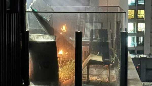 高雄美術館豪宅大樓深夜竄火煙！21樓冷氣室外機起火　警消破門灌救