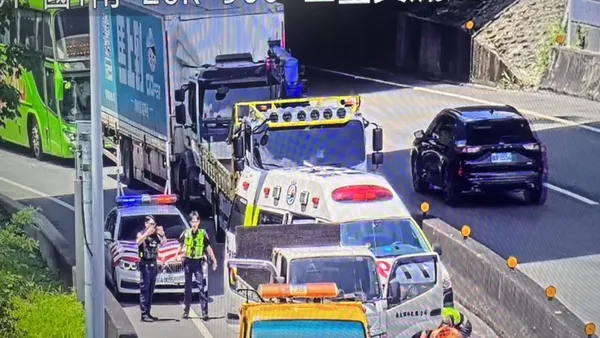 小貨車停國道匝道男駕駛昏迷！　警消破窗救出送醫