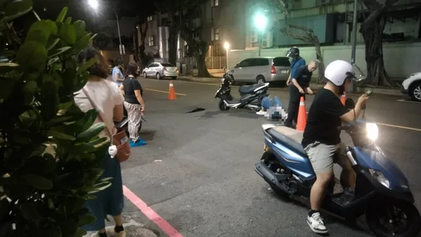 快訊／高雄天坑！機車行經「遭擊落」　雙載倒地緊急送醫