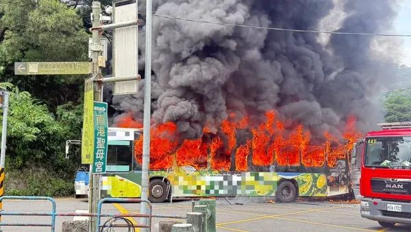 驚悚畫面曝光！南港公車遭烈焰吞噬　駕駛乘客急逃生