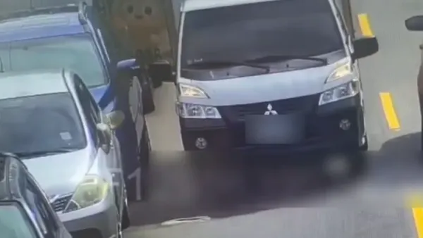撞擊畫面曝光！桃園小貨車門沒關緊晃來晃去　K到路邊車燈