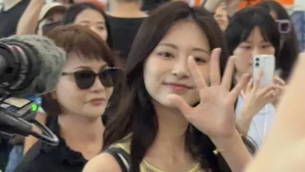 直擊/子瑜回家了!小港機場湧數百名粉絲接機