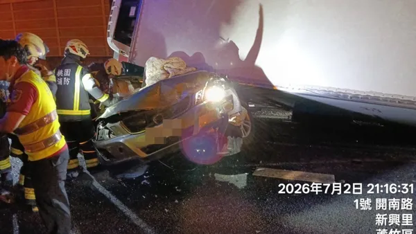 國道1號大貨車翻覆壓自小客車！　1名乘客受困消防隊救出