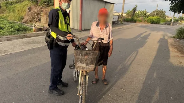 獨居老翁騎單車迷途體力不支　馬光暖警護送返家獲讚