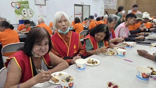 逸軒義廚、金帽廚師義廚團高雄義煮送暖 200人共享愛心辦桌關懷弱勢