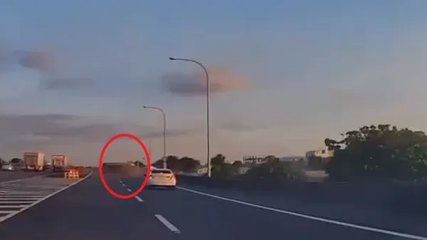 國道匝道貨車撞2車翻覆! 釀2人受傷