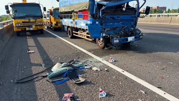 國1台南新市段死亡車禍！小貨車追撞半聯結車　51歲駕駛送醫不治