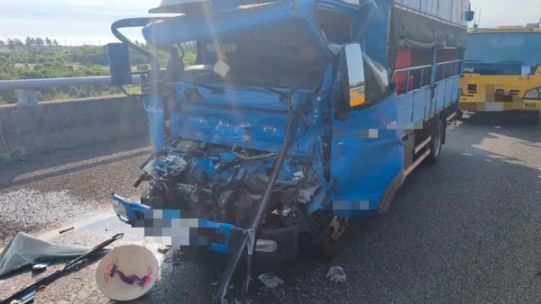 國1死亡車禍！南向336.2k小貨車猛撞聯結車　64歲駕駛送醫不治