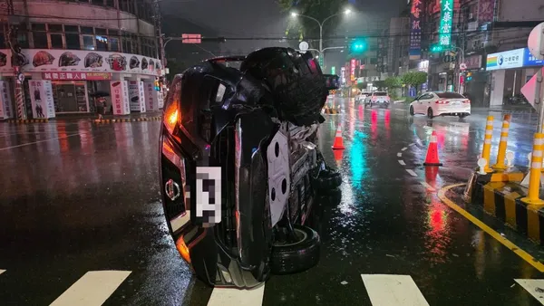 颱風夜事故！　豐原自小客車撞庇護島側翻