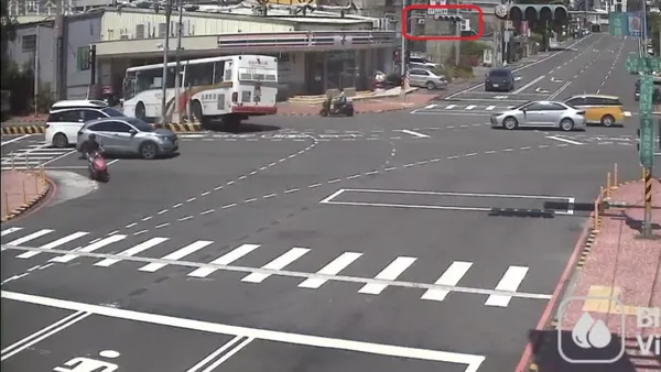 高鐵接駁公車闖紅燈左轉！撞分隔島成蹦蹦車　網友：乘客免費體驗極限賽道