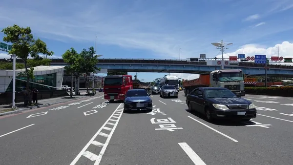 高雄曳引車疑切車道釀擦撞！雙方另開戰場「街頭爆口角」警要查了