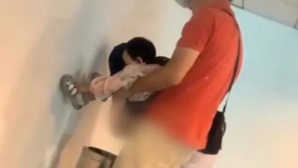 影／極度噁心！旅客抱小孩「在垃圾桶大便」　吉隆坡機場瀰漫惡臭