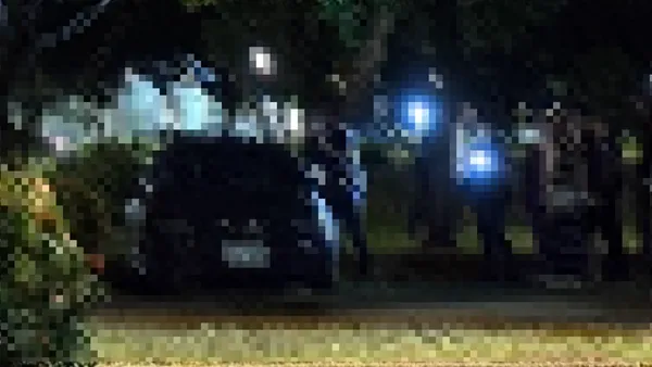 民眾往車內一看...「女屍癱駕駛座」嚇壞報案　破門見她已斷魂