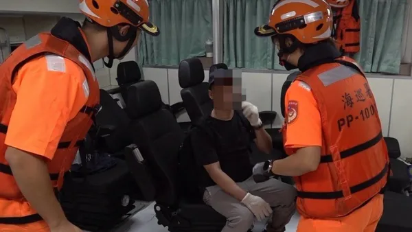 「眼睛黏住了」!菲籍船員誤將三秒膠當眼藥水 海巡火速馳援送醫