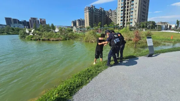 11歲男童與友人吵架情緒失控走進水池！　大園警方迅速拉離解危