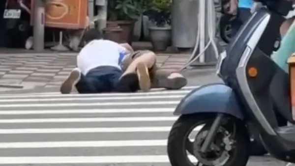 被叭不爽爆衝突! 台北大同區小與小客車運將路口開打砸車