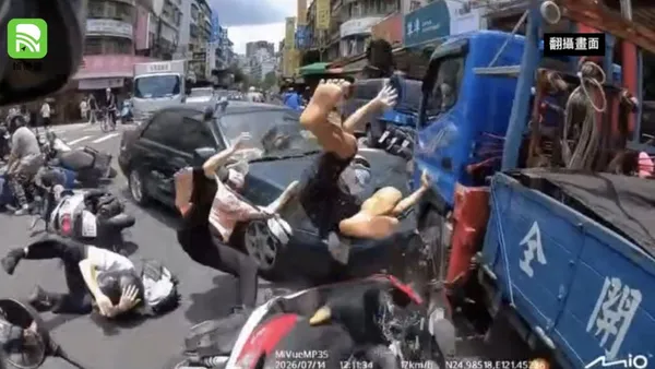 影/土城學府路轎車突失控衝向對向車道 多輛機車遭撞驚悚畫面曝光