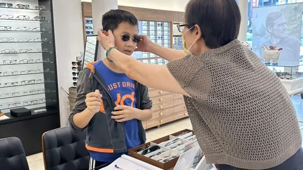 不是送眼鏡,而是送鼓勵 宏恩眼鏡:324位孩子讓我們更相信努力的價值
