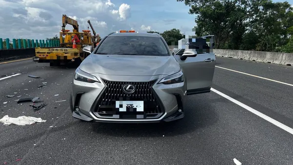 國道1號雲林段追撞事故！小貨車猛撞前車　Lexus車尾全毀1女受傷送醫