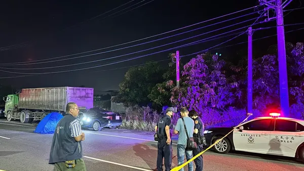 快訊/高雄驚悚死亡車禍!轎車猛撞35噸砂石車「車頭削半」 53歲男受困亡
