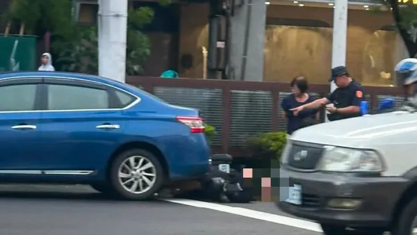 快訊/高雄市區驚悚車禍!機車騎士受困車底 警消到場救援