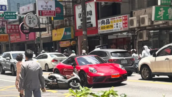 中壢保時捷911被撞!外送員機車閃過臨停突開車門自小客車撞上 網友:要當一輩子外送了