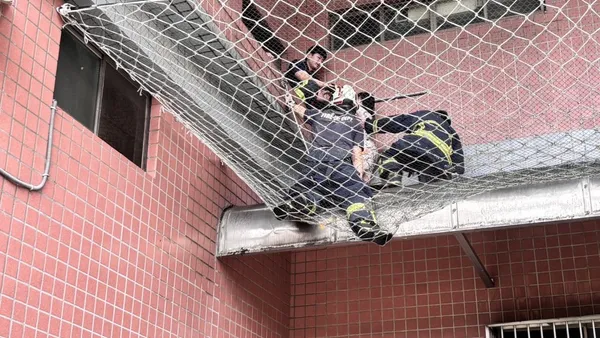 驚險!台中女童4樓窗戶墜落 2樓防護網接住身體多處擦傷送醫