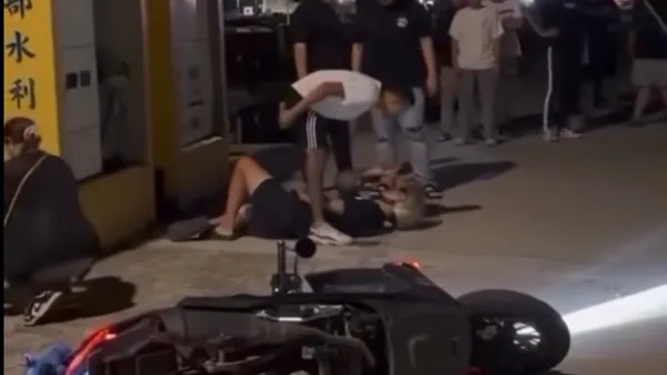 影/南寮漁港深夜車聚出事了!騎士失控爆衝撞圍觀母女倒地 旁人目擊氣炸衝上前巴頭痛扁