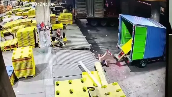 影／驚悚工安意外！陸工人拉油壓拖板車「貨車突開走」直墜台階　下秒盲目倒車「人車慘被夾」